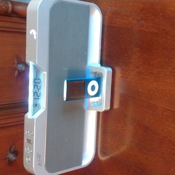 ILive IS208 S Stereo Speaker Clock Docking System iPod Dock Silver - Picture 1 of 10